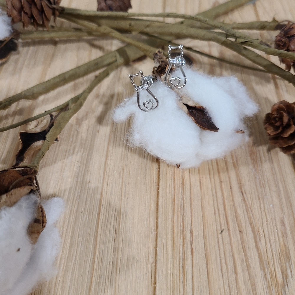 🐱🐱NEW🐱🐱ADORABLE!! Hollow Cat Earring with CZ'S on the collar in 925 Silver - Picture 8 of 13